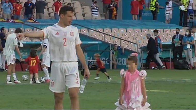 Azpilicueta, con la selección española en la Cartuja en la Euro 2021, junto a una de sus hijas vestida de flamenca