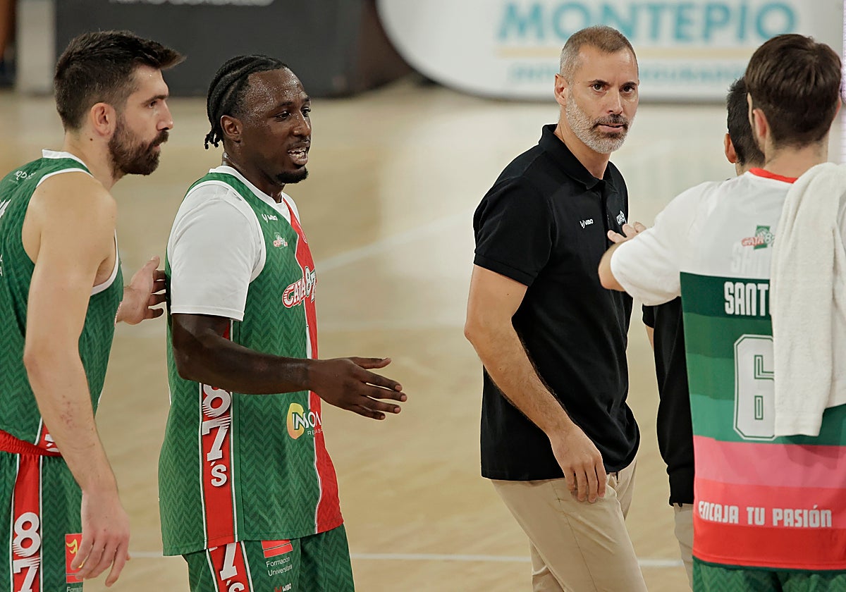 Franch, Clarke, Adrià Alonso y Rafa Santos, que se dirige a su entrenador, en el Caja 87 - Círculo Gijón