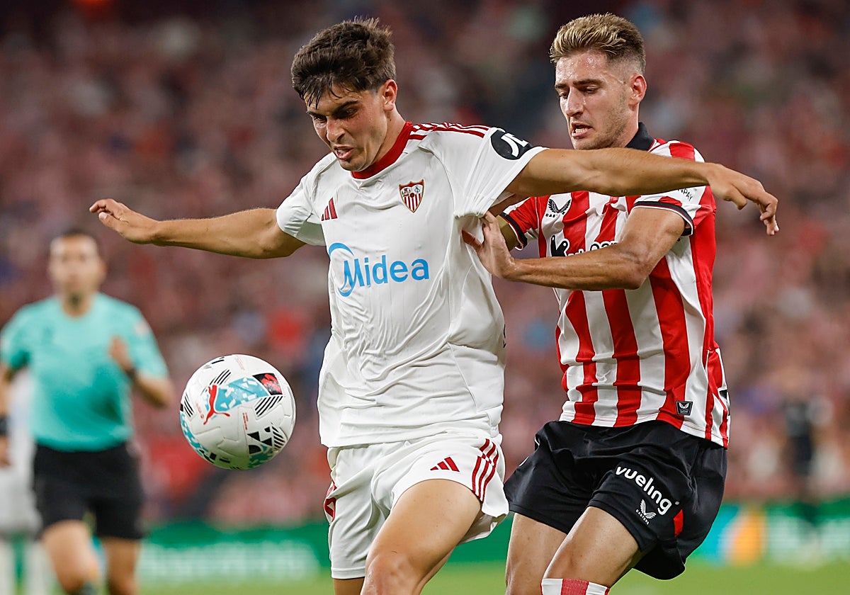 Juanlu protege el balón ante Robert Navarro en el Athletic - Sevilla