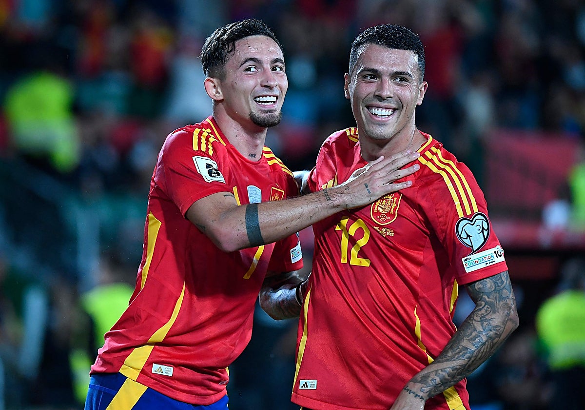 Porro (derecha), celebra un gol de España junto a Yeremy Pino