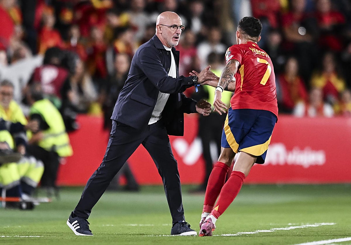 De la Fuente felicita a Yeremy Pino tras el gol del canario