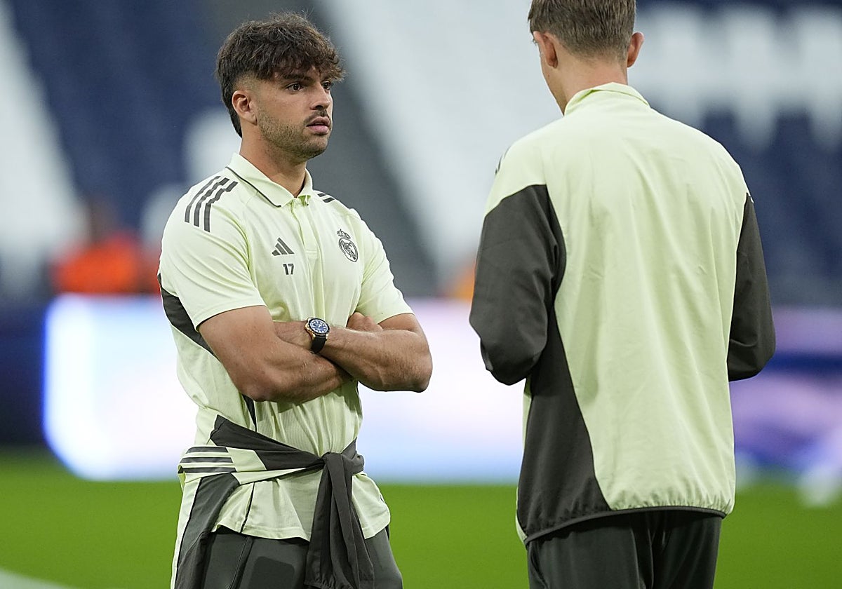 Asencio, en la previa de un partido del Real Madrid