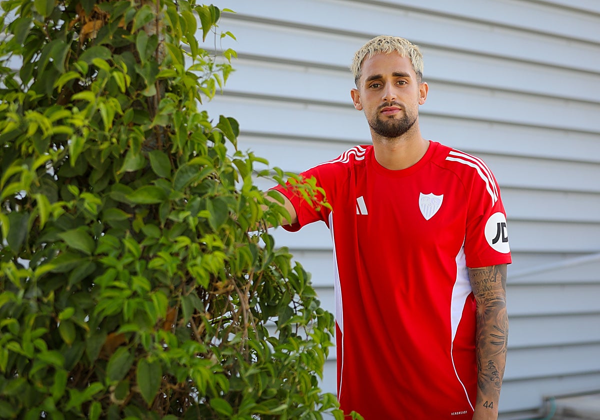 Adnan Januzaj posa en la ciudad deportiva del Sevilla