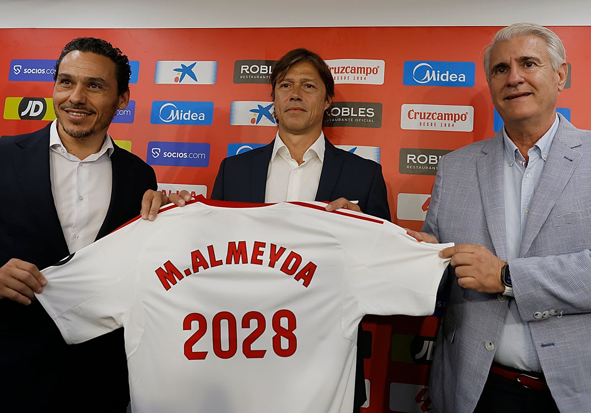 José María del Nido Carrasco y Antonio Cordón presentan a Matías Almeyda