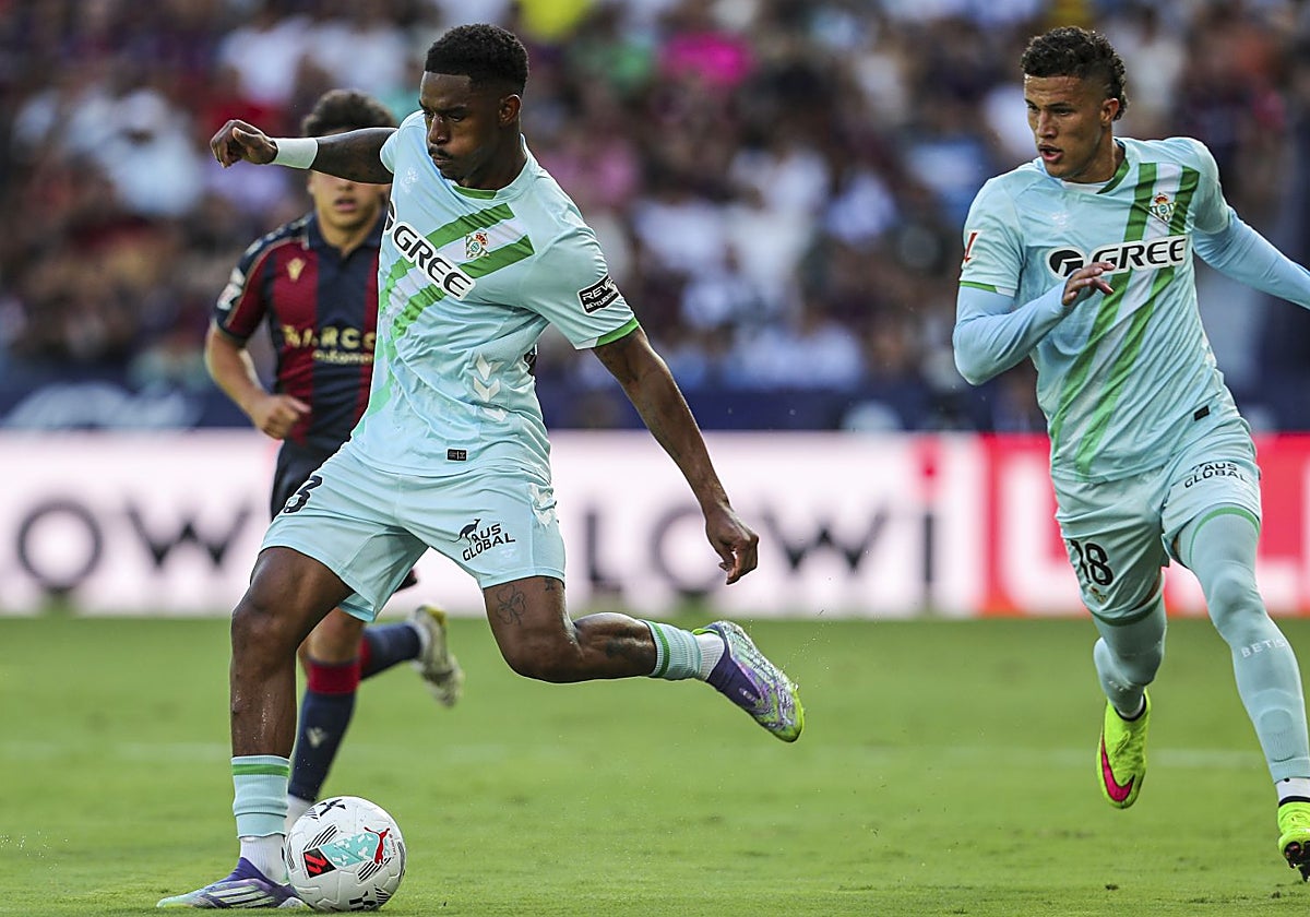 Junior hace un pase junto a Deossa en el Levante - Betis de la presente temporada