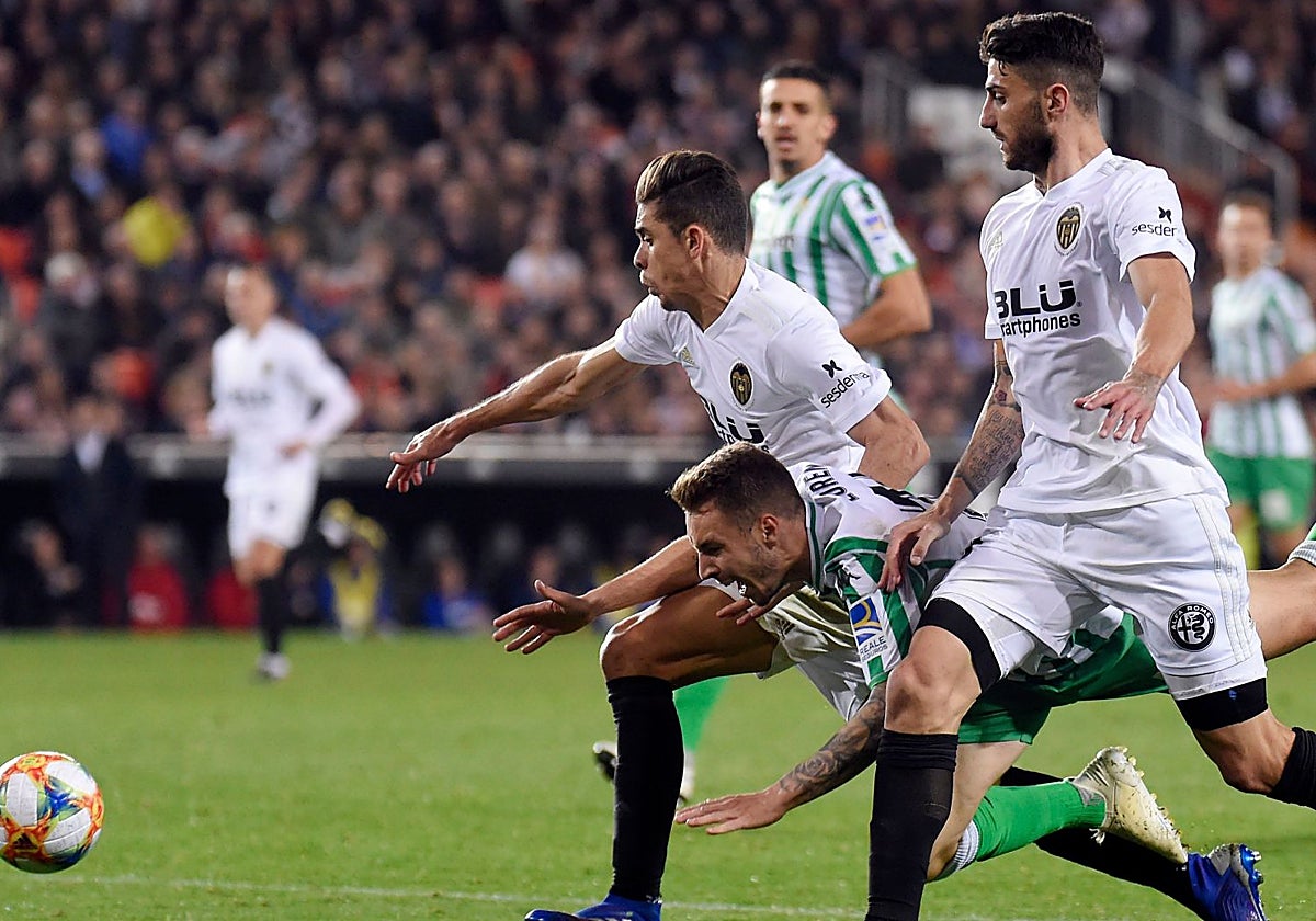 Piccini, a la derecha, y Gabriel Paulista se cruzan ante Loren en el Valencia - Betis de la Copa del Rey de 2019