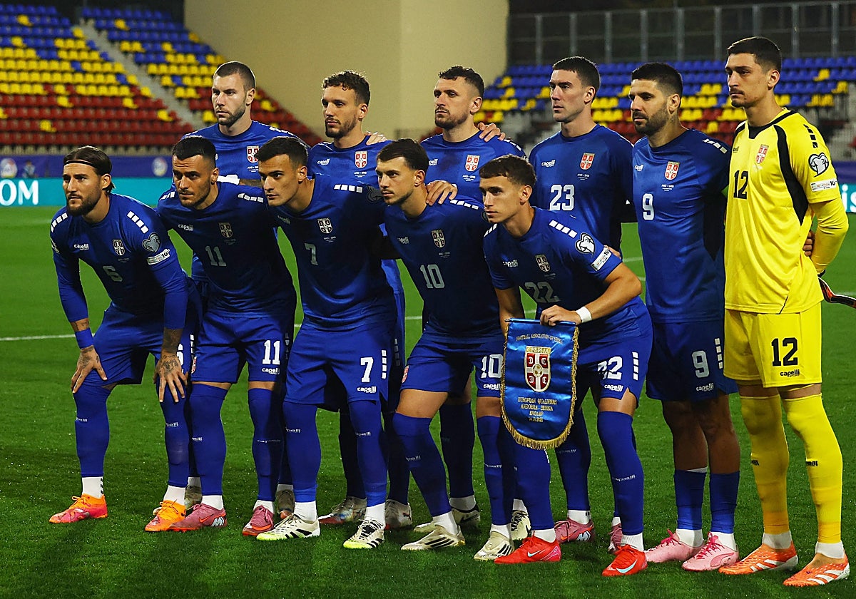 Gudelj, primero por la izquierda, en el once inicial de Serbia ante Andorra