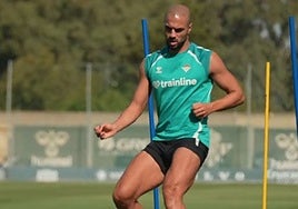 Amrabat trabaja con balón en la ciudad deportiva