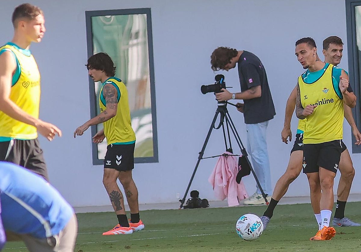 Antony sonríe en un lance del entrenamiento de este martes