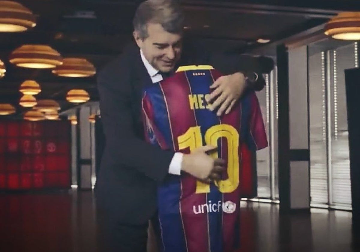Laporta, abrazando a un maniquí con la camiseta de Leo Messi