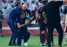 Julen Lopetegui, K.O. tras recibir un balonazo en el Qatar-Emiratos Árabes