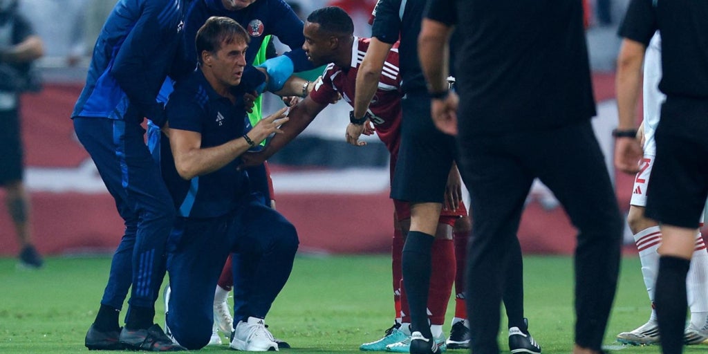 Julen Lopetegui, K.O. tras recibir un balonazo en el Qatar-Emiratos Árabes
