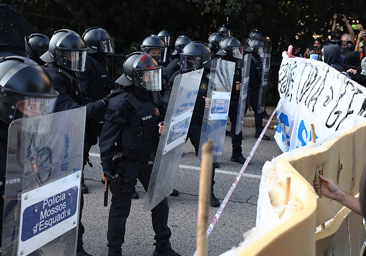 Los Mossos d'Esquadra frente a los manifestantes propalestinos en Manresa