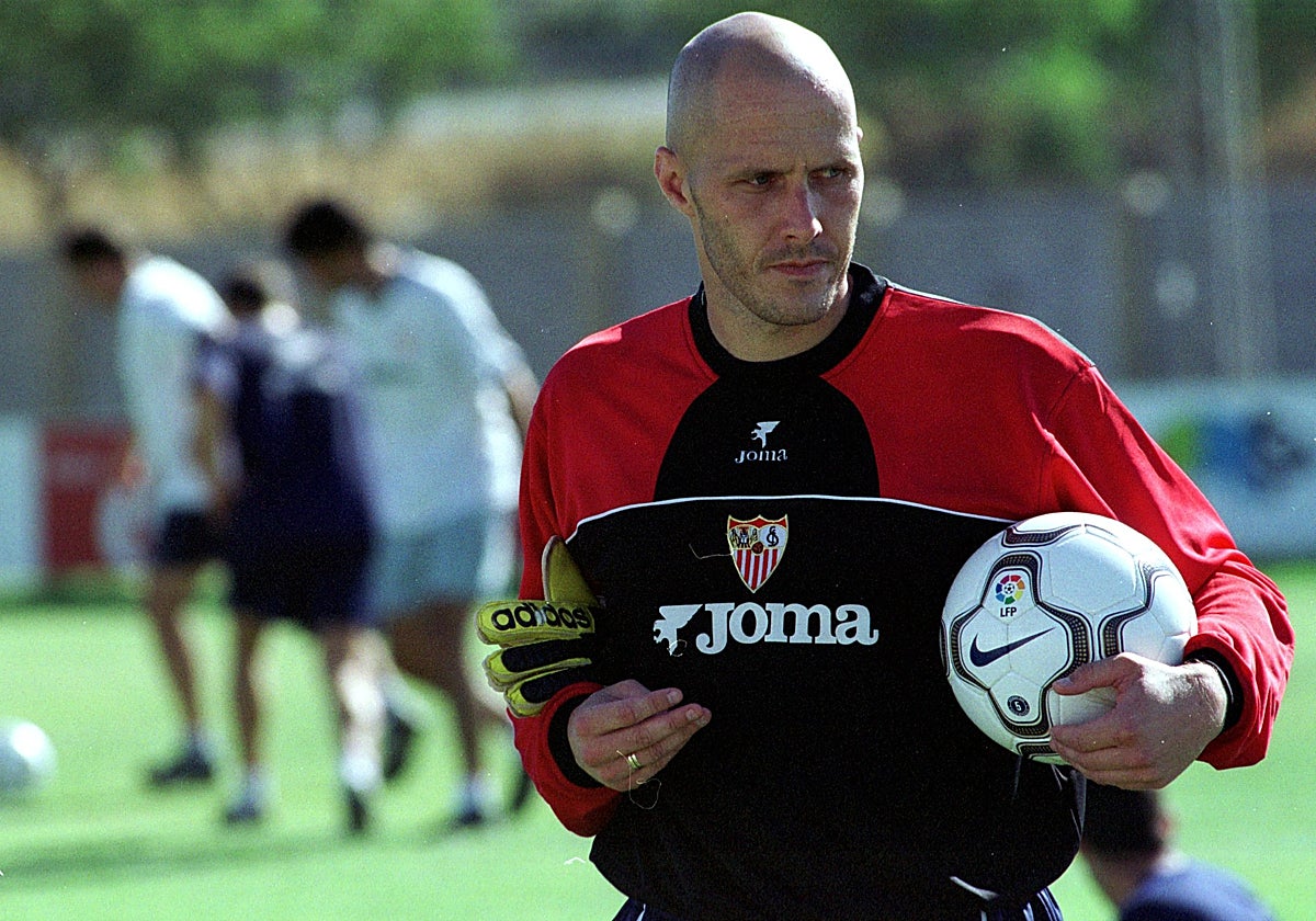 Frode Olsen, en un entrenamiento del Sevilla FC en el año 2001