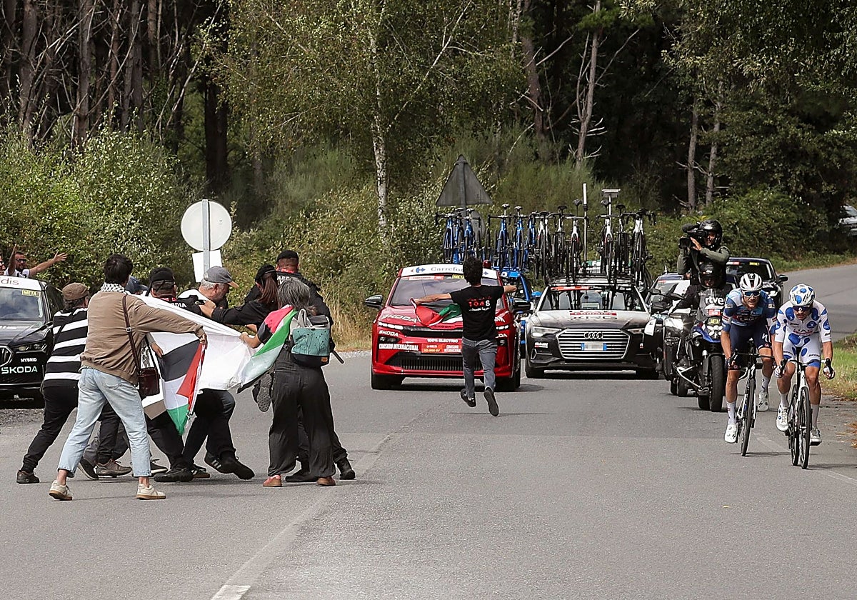 Activistas propalestinos intentan cortar la carretera en Vegadeo (Asturias) durante la 15ª etapa de la Vuelta