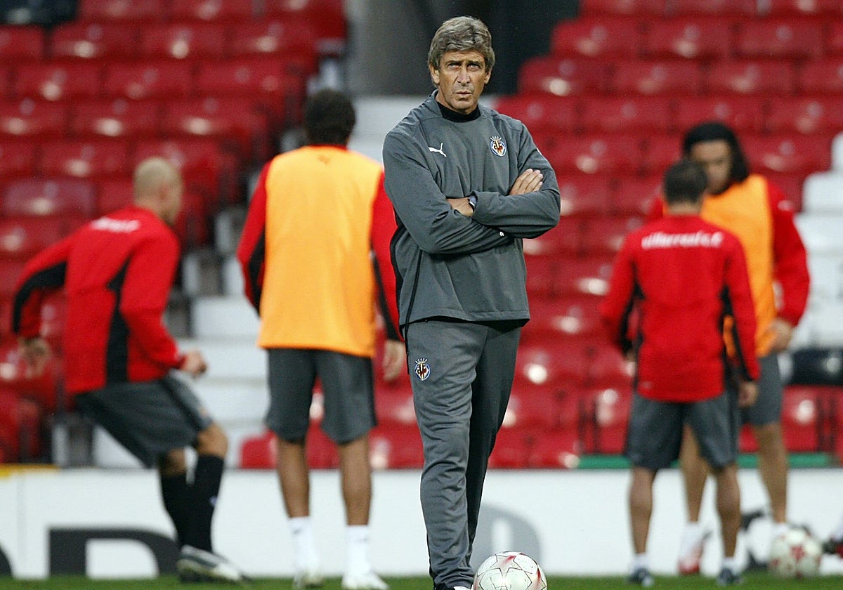 Manuel Pellegrini, en el transcurso de un entrenamiento en su etapa en el Villarreal