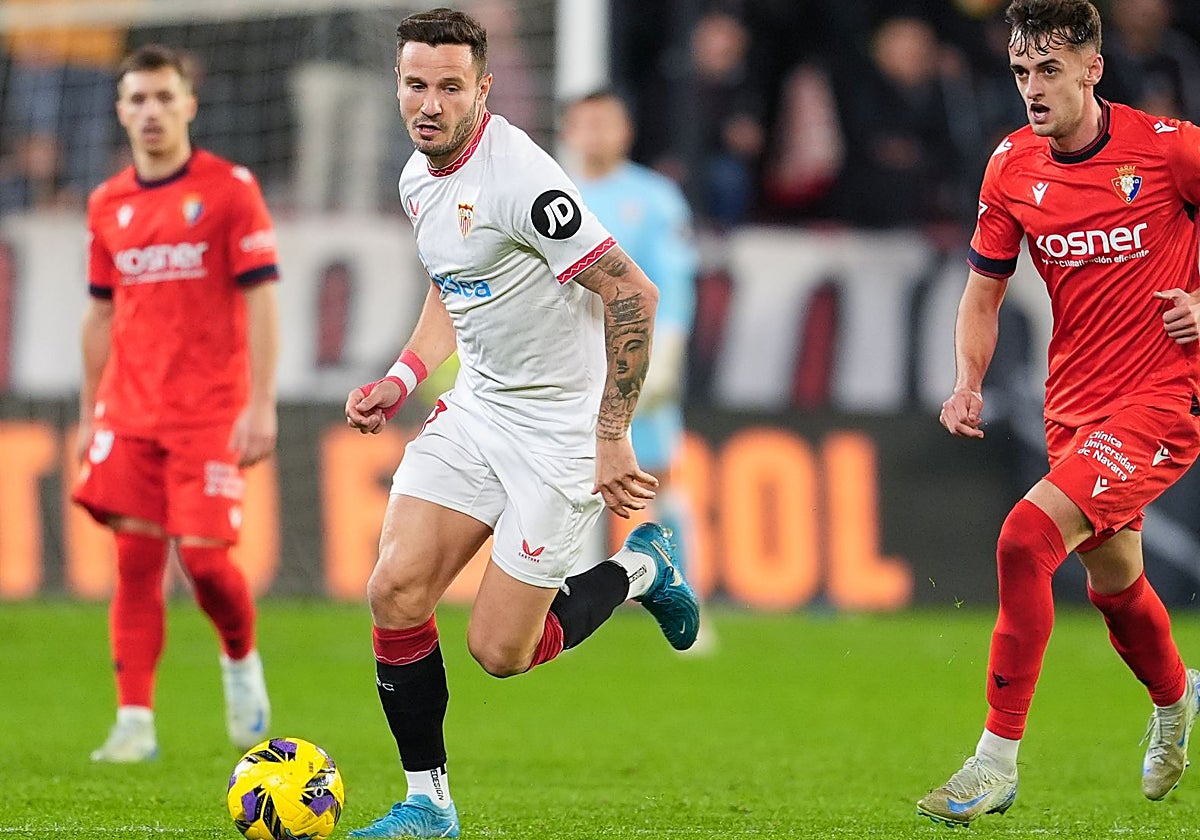 Saúl conduce el balón en el Sevilla - Osasuna de la pasada temporada