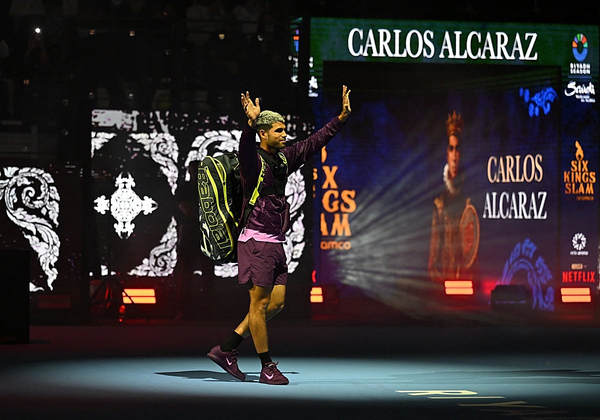 Carlos Alcaraz, durante el partido ante Fritz en Riad