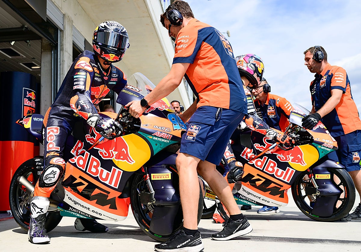 José Antonio Rueda (izquierda) y Álvaro Carpe, los pilotos del KTM Ajo, preparados para salir a pista