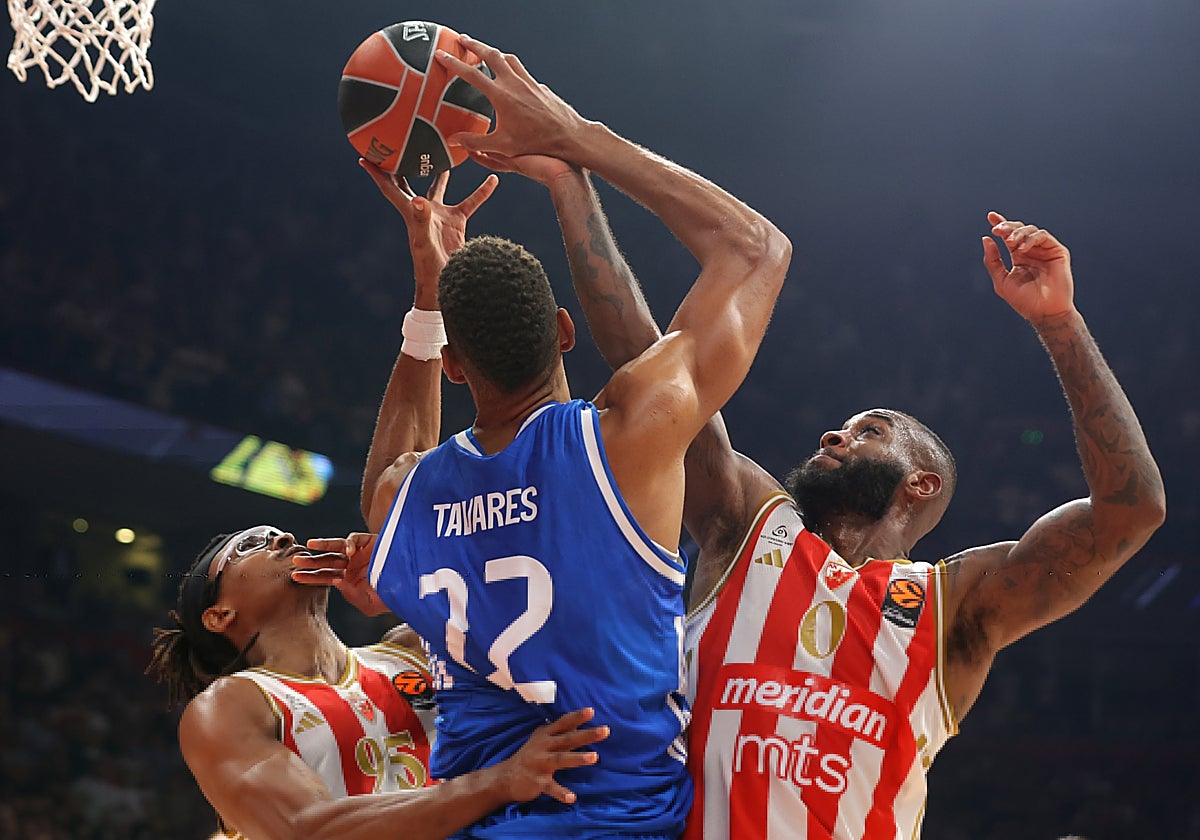 Miller-McIntyre (derecha), intenta taponar a Tavares