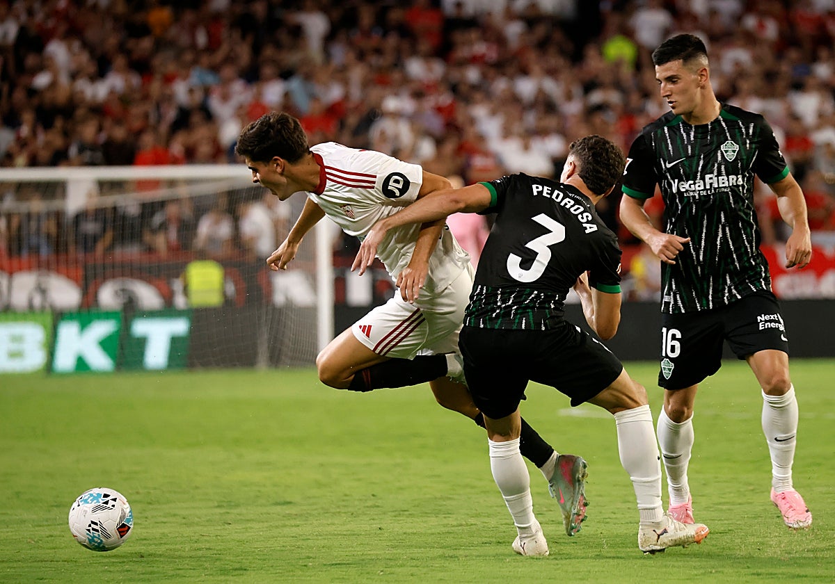 Juanlu cae ante Pedrosa en el Sevilla - Elche