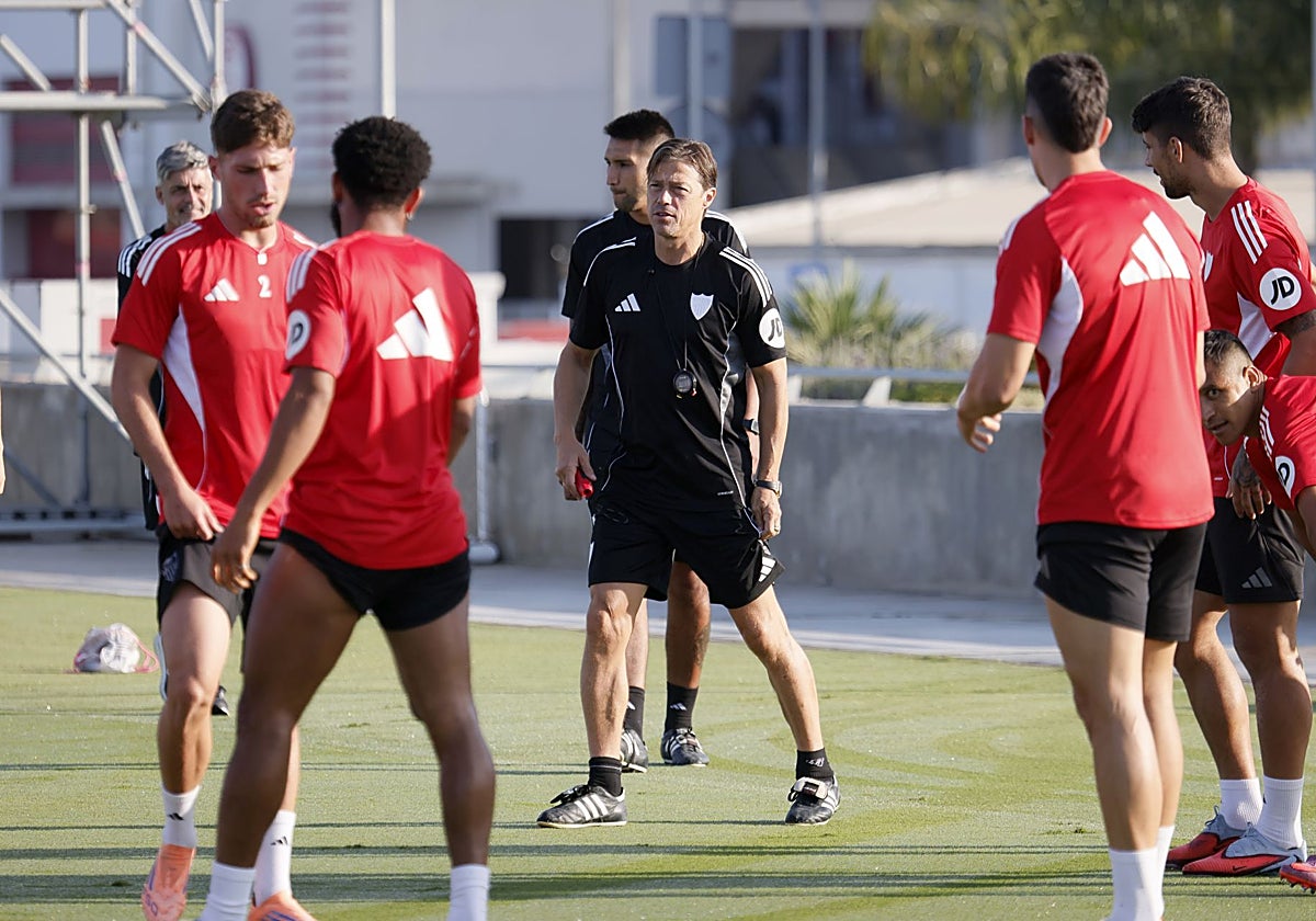 Matías Almeyda, junto a varios futbolistas, en el inicio de un entrenamiento