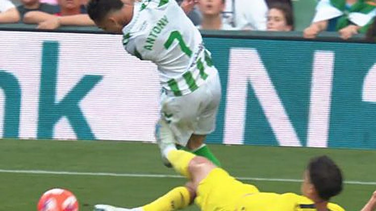 La patada de Cardona a Antony que no fue pitada como pena máxima la pasada temporada