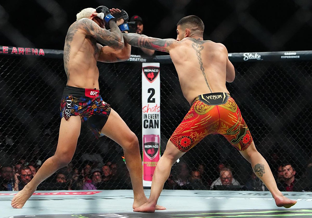 Ilia Topuria conecta una mano sobre Charles Oliveira en su última pelea