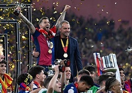 Iñigo Martínez, junto a Hansi Flick, celebra la consecución de la Copa del Rey
