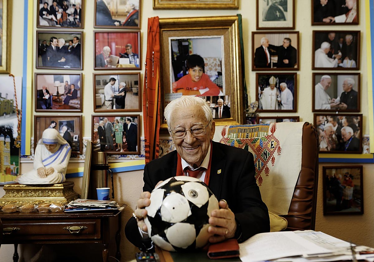 El Padre Ángel, en la sede de Mensajeros de la Paz