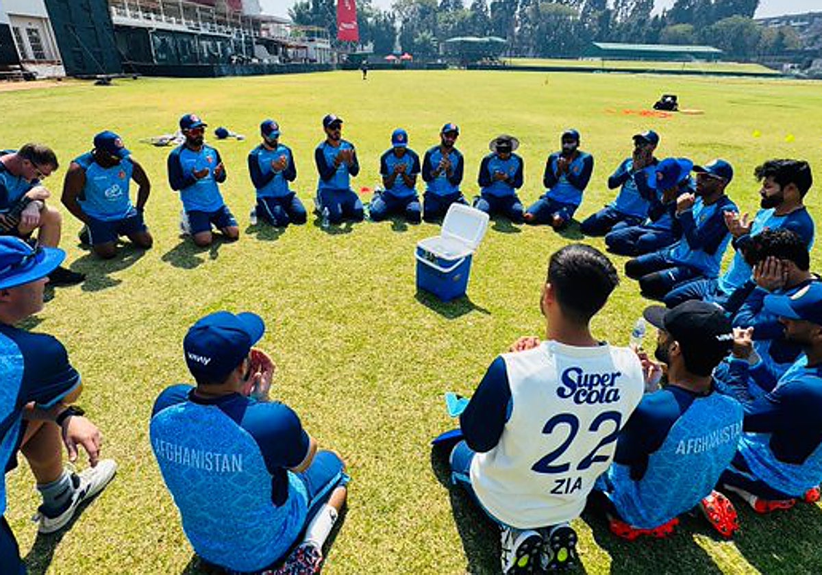 Jugadores afganos homenajean a las víctimas de los bombardeos
