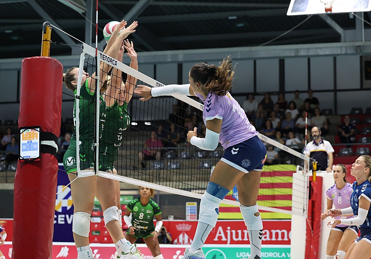 Doble bloqueo de las nazarenas en el partido contra el Avarca de Menorca
