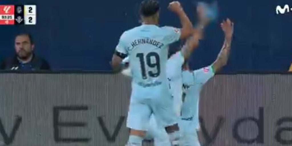 Aitor evitó que una botella impactara contra Antony en la celebración de su segundo gol en el Villarreal - Betis