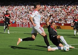 Carmona se reinventa en el Sevilla: ya es el defensa con más participaciones de gol en LaLiga