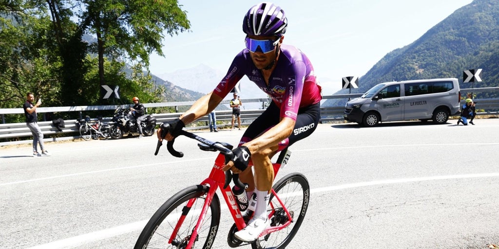 Expulsan de China a un ciclista español y le prohíben la entrada de por vida por poner un cerdo junto a la bandera del país