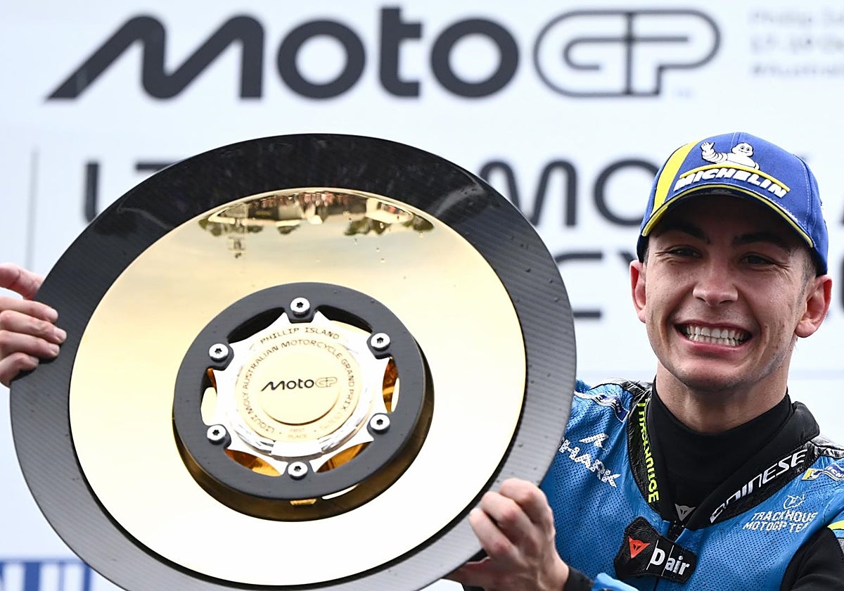 Raúl Fernández, exultante en el podio tras ganar en Australia