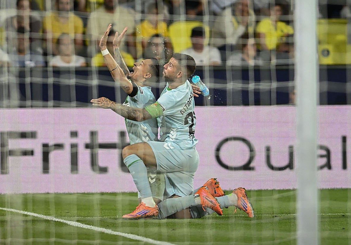 Instante en el que Aitor evita que la botella lanzada por la afición del Villarreal impactase en Antony durante la celebración del 2-2 en La Cerámica