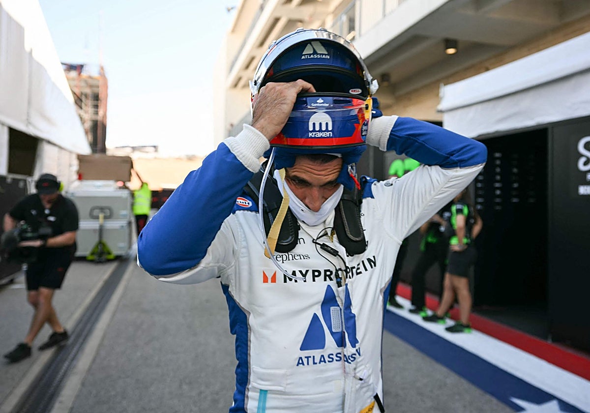Carlos Sainz, tras bajarse del coche en Austin