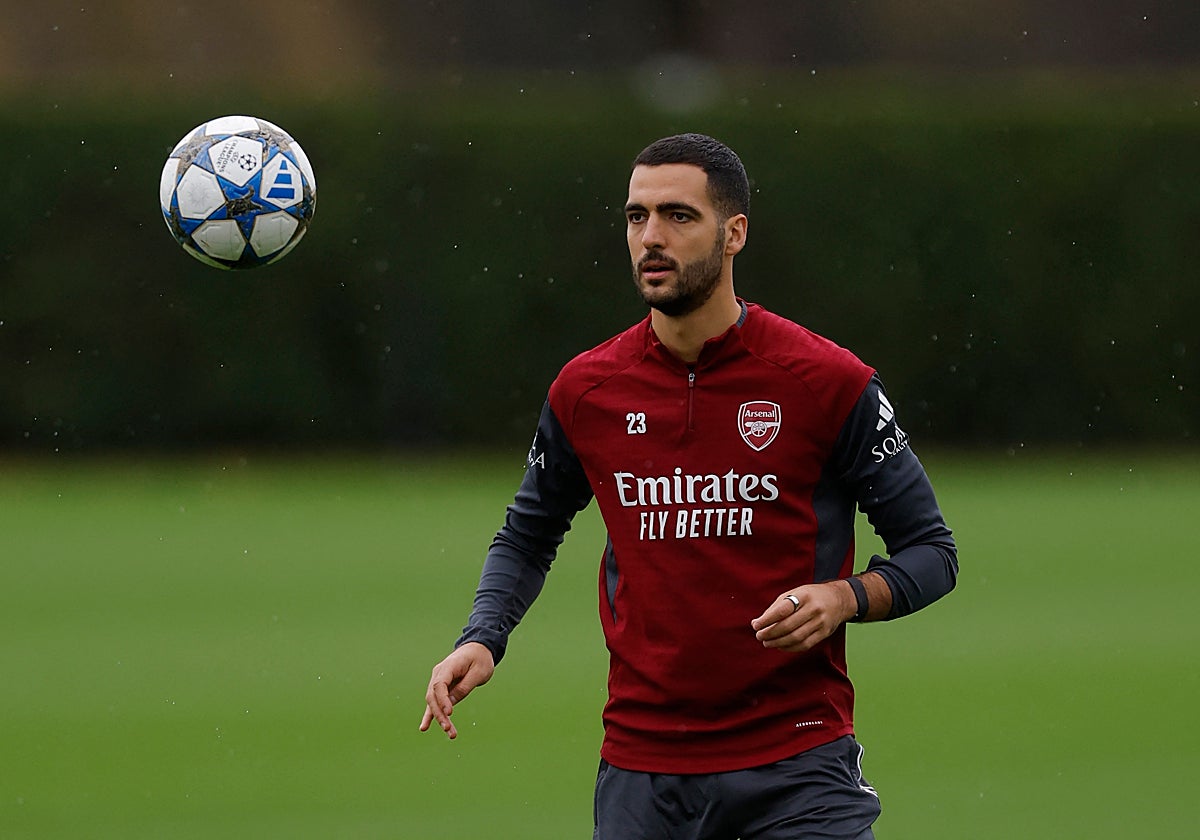 Mikel Merino, durante el entrenamiento de ayer en Londres