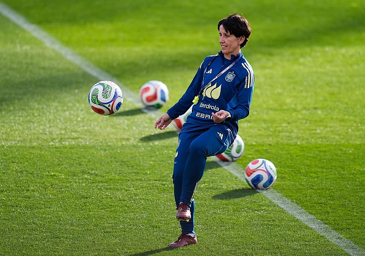 La seleccionadora Sonia Bermúdez, durante el entrenamiento de este jueves