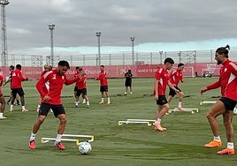 El Sevilla ultima la preparación para el duelo ante la Real Sociedad con tres bajas
