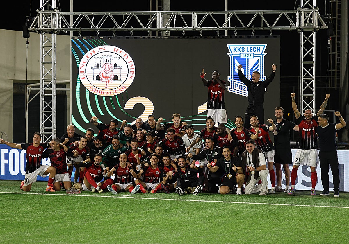 Jugadores y cuerpo técnico del Lincoln celebran el triunfo ante el Lech Poznan