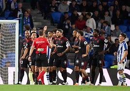 El Sevilla se enreda con el arbitraje y su inoperancia y Oyarzabal lo remata (2-1)