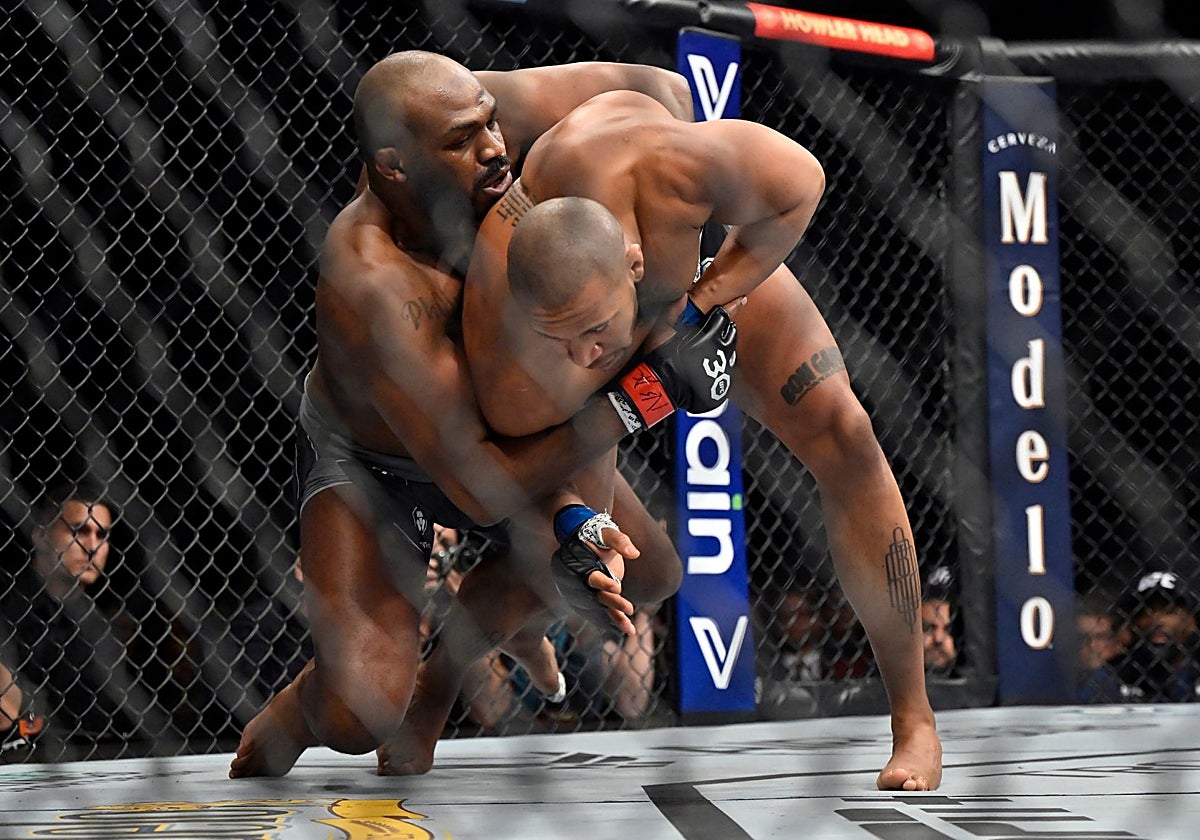 Jon Jones derriba a Cyril Gane durante su última pelea