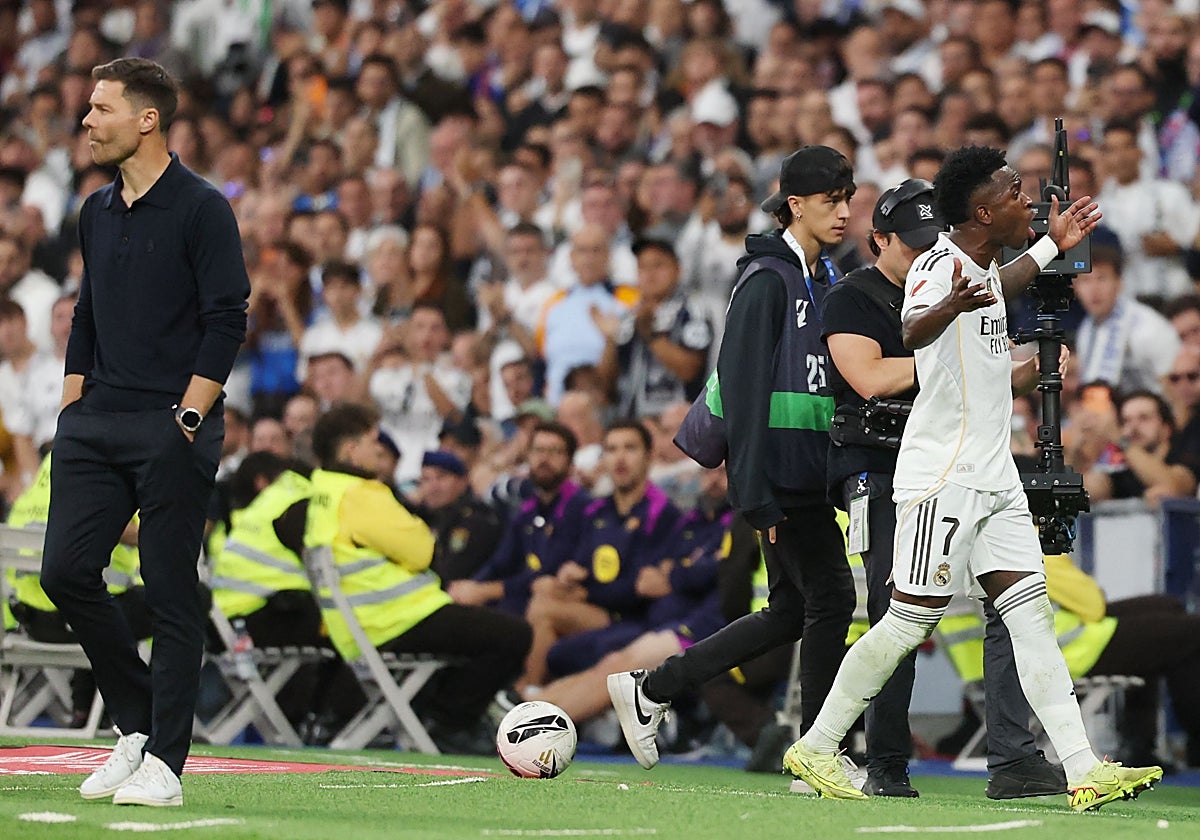 Momento del enfado de Vinicius, con los brazos abiertos, quejándose del cambio