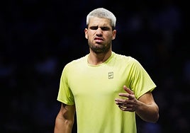 Alcaraz se entierra en errores y se marcha de París a la primera