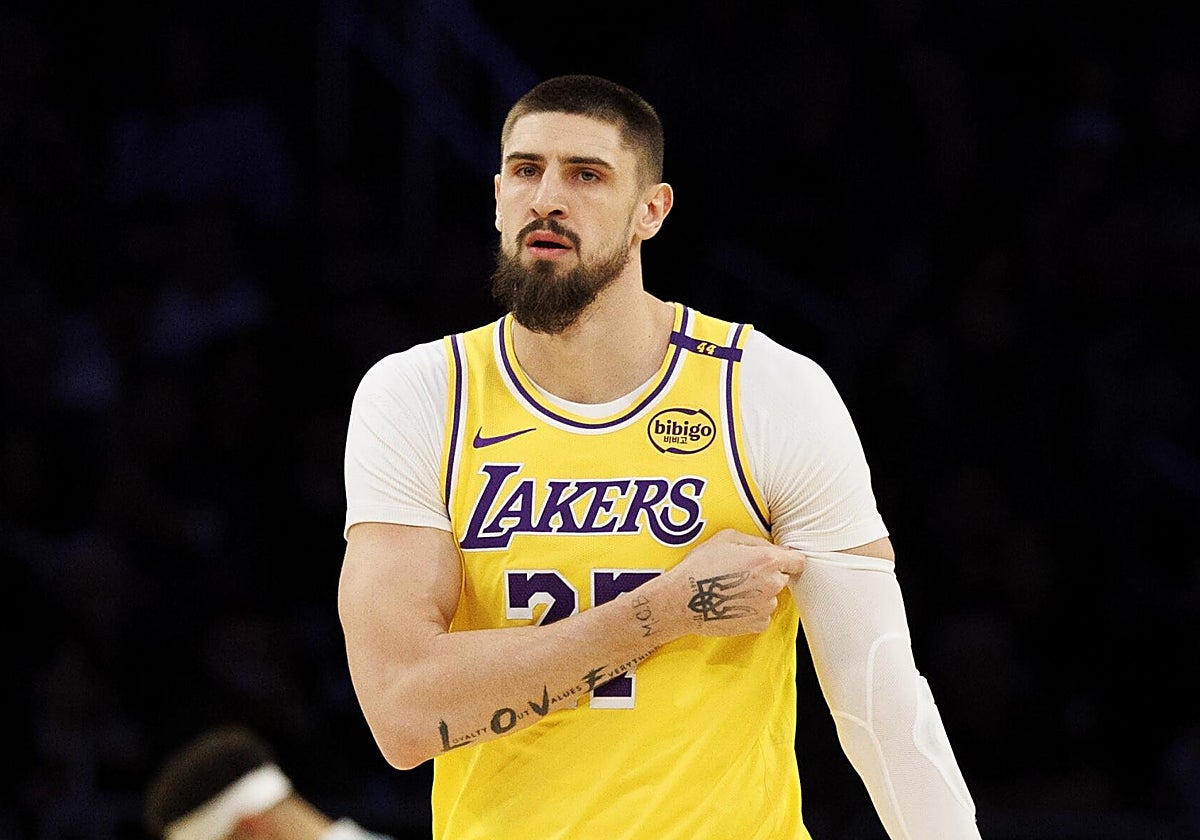 Alex Len, durante su etapa con Los Angeles Lakers