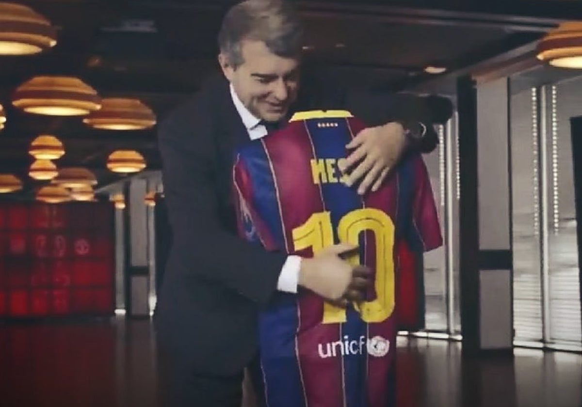 La célebre imagen de Laporta abrazado a un maniquí con la camiseta de Messi