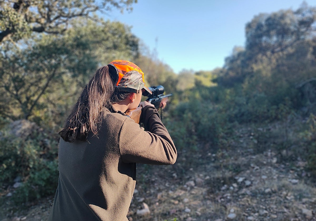 Imagen de una chica disfrutando de una jornada del proyecto 'Caza Joven'