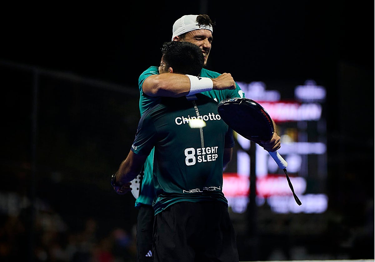 Alejandro Galán y Federico Chingotto abrazándose al finalizar el partido